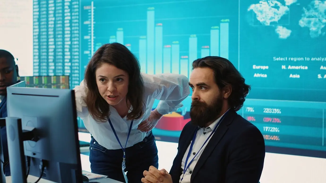 Раздраженный руководитель кричит на коллегу после того, как тот не смог рассчитать расходы.