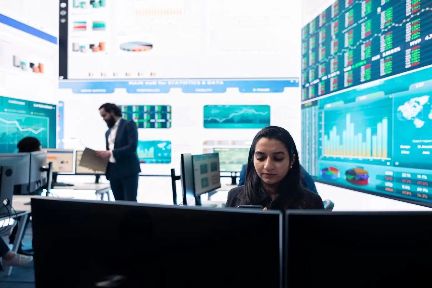 Генеральный менеджер работает над управлением данными, используя инфографику.