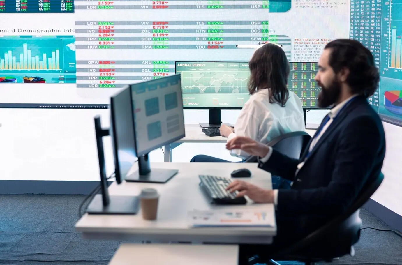 Финансовый директор изучает данные о капитальных фондах и выручке.