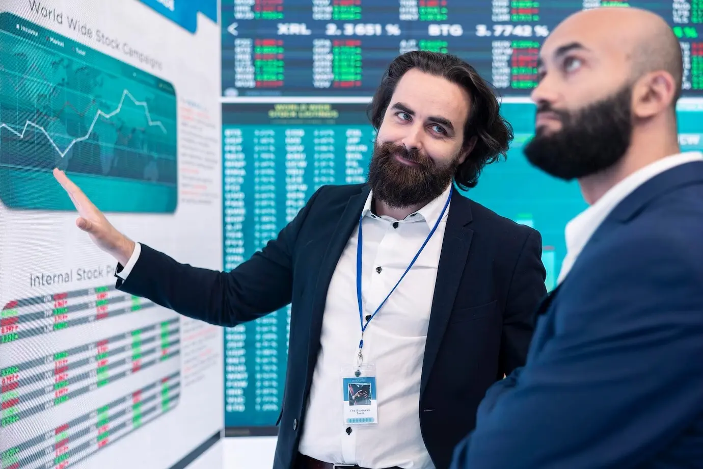 Генеральный директор обсуждает с инвестором увеличение финансирования проекта.