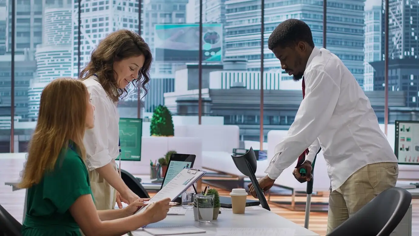 Бизнесмен на костылях, присутствующий на собеседовании на новую должность.