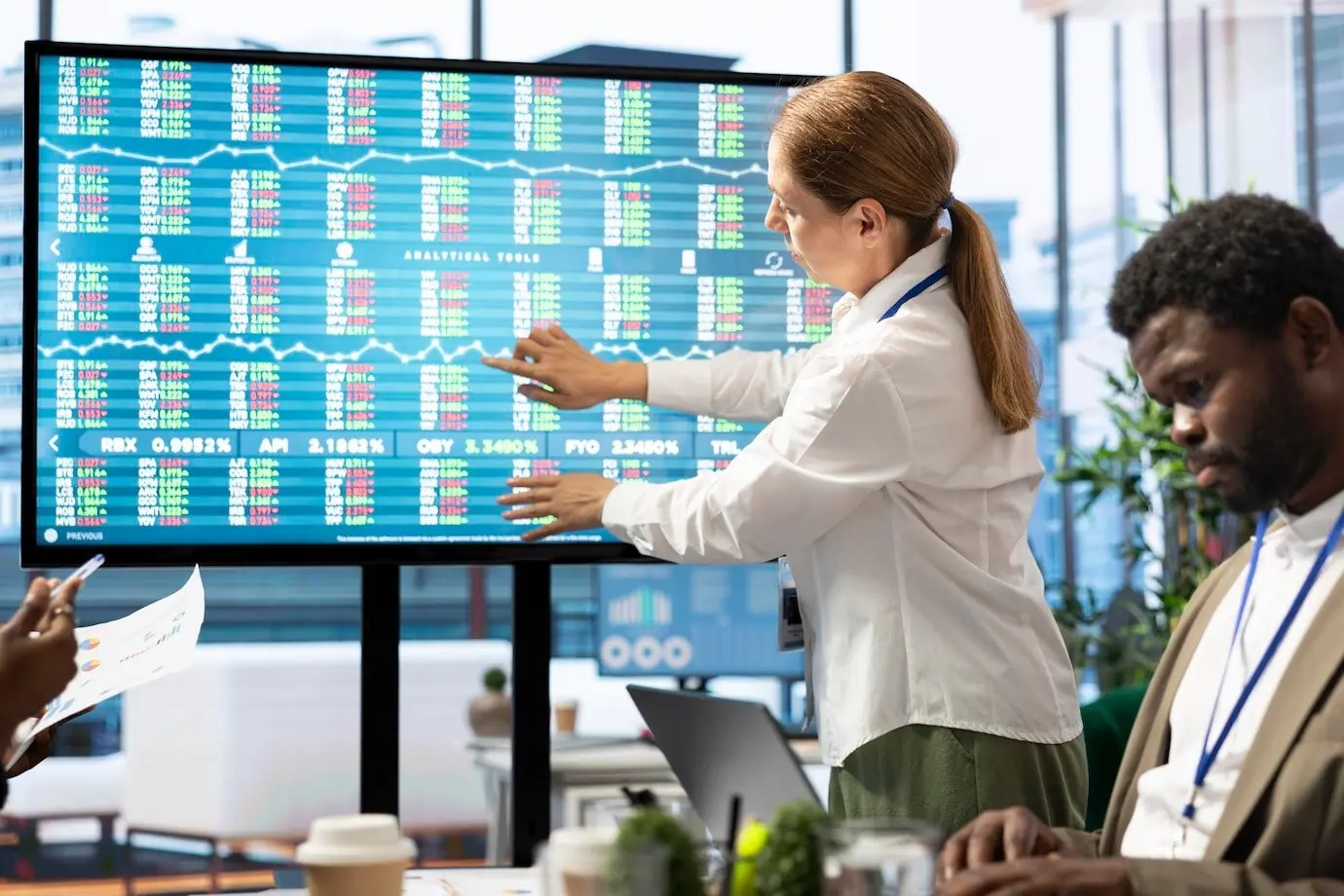 Члены консультативного совета и руководители команд встречаются для рассмотрения результатов проекта.