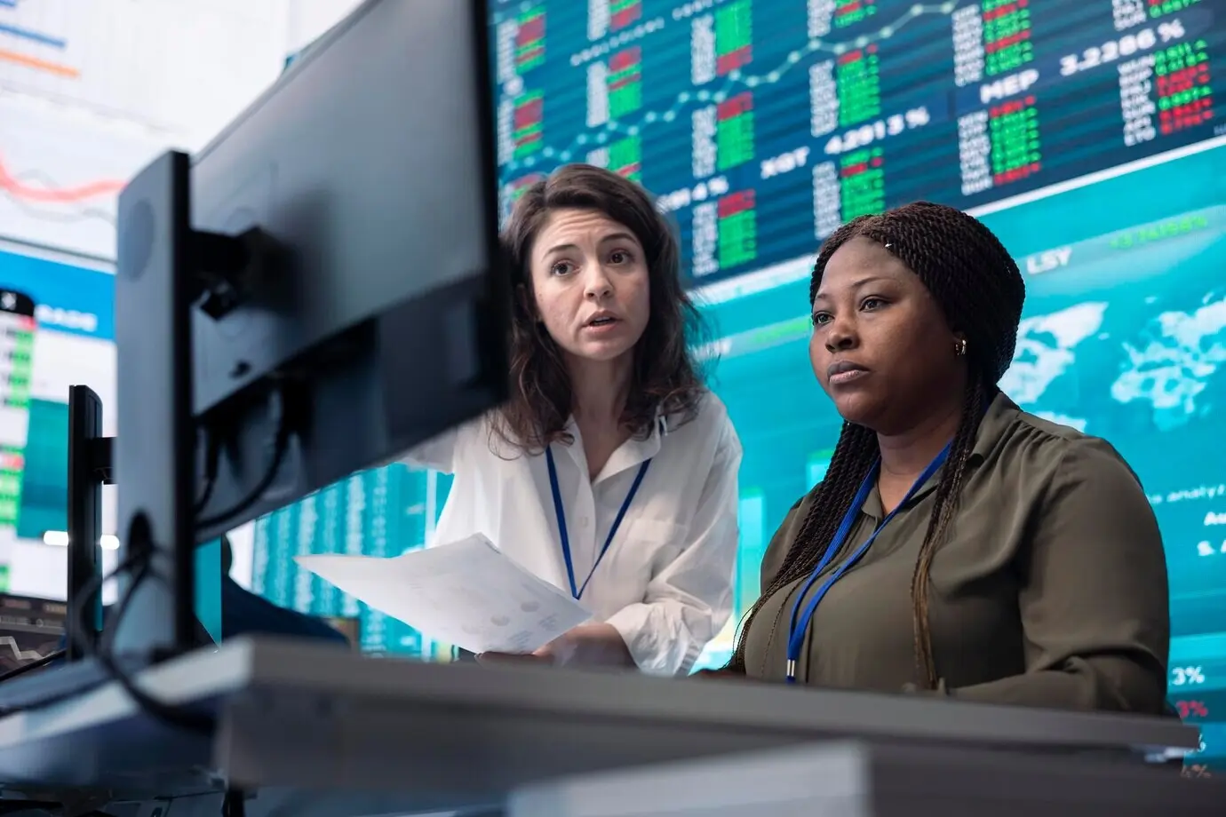 Команда коллег анализирует инфографику, чтобы предложить решения по проблеме.