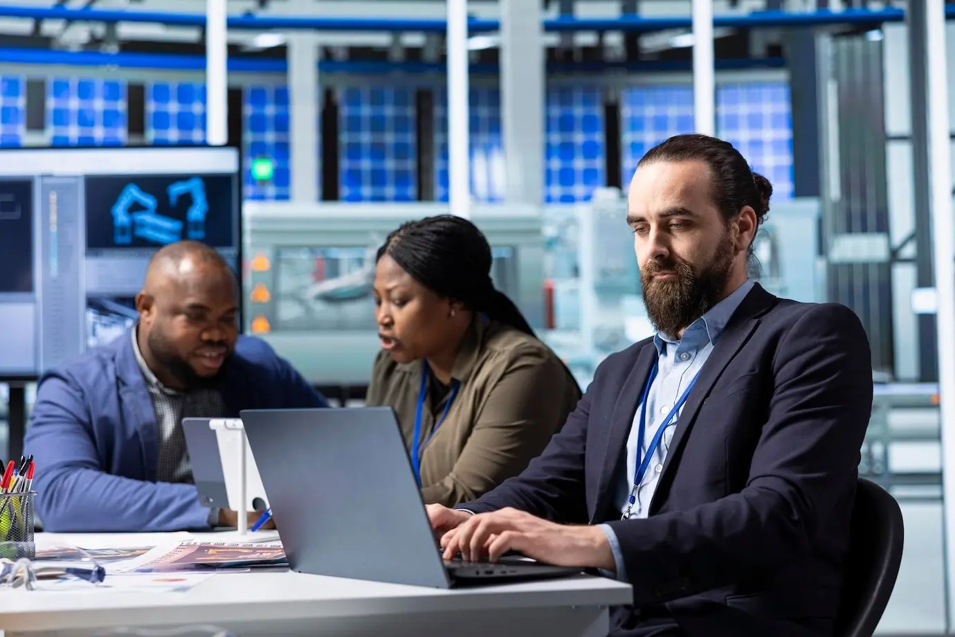 Эксперт производственного предприятия анализирует данные производственных исследований и разработок.