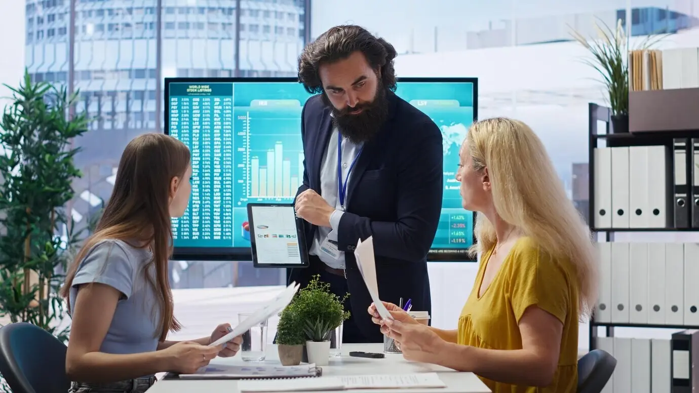 Агент беседует с родителем и девушкой поколения Z, давая советы по инвестированию.